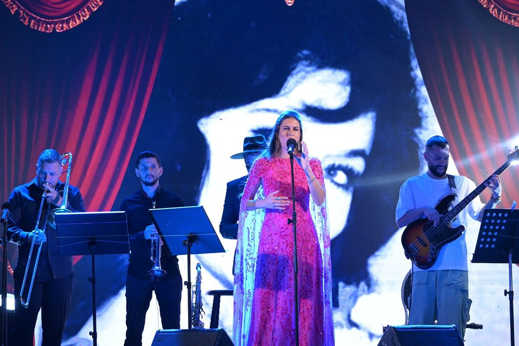 Farrah sings songs in Albanian of famous singer Negjmije Pagarusha at the Rame Lahaj international Opera Festival
